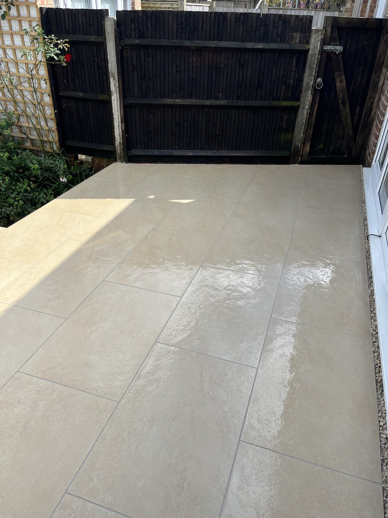 Detail of the beige porcelain surface, finished in a platinum-coloured grout.